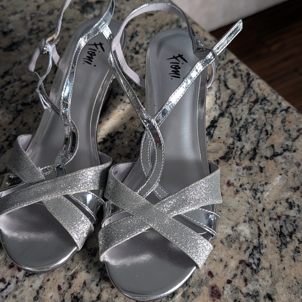 Fioni Silver Strappy Wedge Heels Sz. 8 NEW